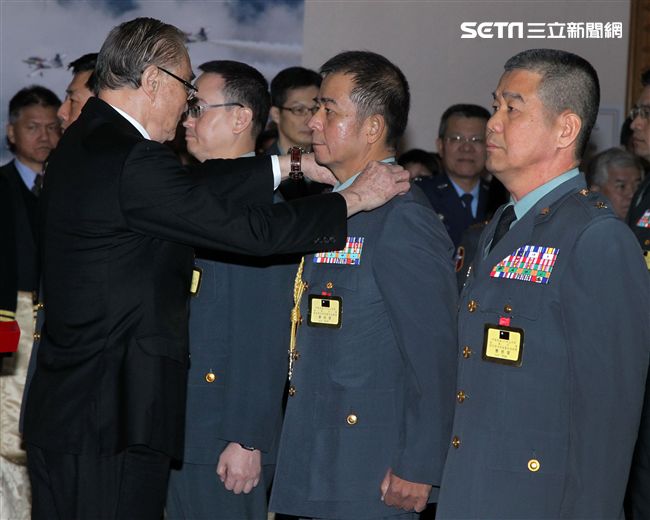 國防部107年上半年陸海空軍將官晉任布達暨授階典禮，由馮部長主持授階，蔡總統致詞。（記者邱榮吉/攝影）