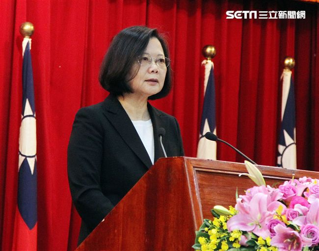 國防部107年上半年陸海空軍將官晉任布達暨授階典禮，由馮部長主持授階，蔡總統致詞。（記者邱榮吉/攝影）