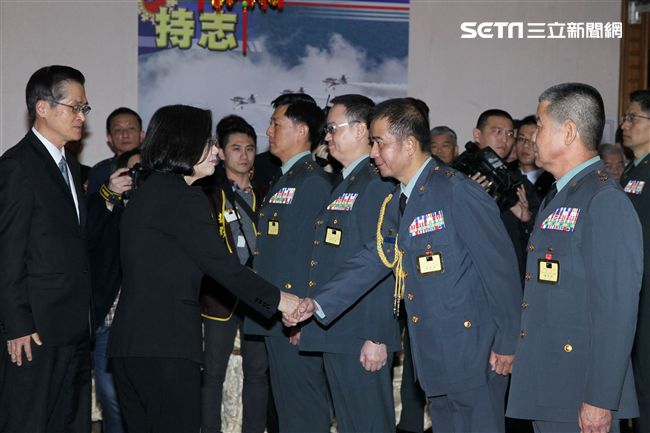 國防部107年上半年陸海空軍將官晉任布達暨授階典禮，由馮部長主持授階，蔡總統致詞。（記者邱榮吉/攝影）
