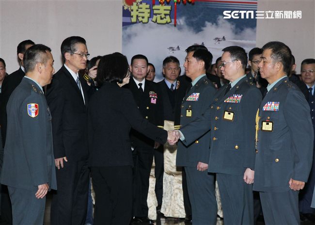 國防部107年上半年陸海空軍將官晉任布達暨授階典禮，由馮部長主持授階，蔡總統致詞。（記者邱榮吉/攝影）