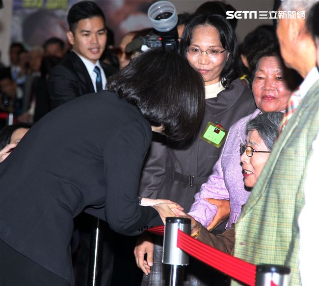 國防部107年上半年陸海空軍將官晉任布達暨授階典禮，由馮部長主持授階，蔡總統致詞。（記者邱榮吉/攝影）