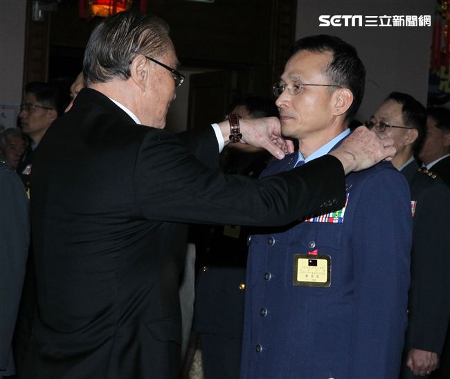 國防部107年上半年陸海空軍將官晉任布達暨授階典禮，由馮部長主持授階，蔡總統致詞。（記者邱榮吉/攝影）