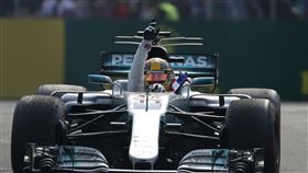 ▲Lewis Hamilton在墨西哥大獎賽後拿下生涯第4座世界冠軍，並舉手慶祝。（圖／美聯社／達志影像）