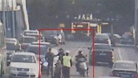 病危女嬰被賓士女攔停／微博