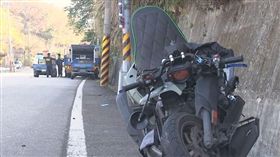 夜衝日月潭爬山 騎士逆向撞貨車身亡大湖警分局員警指出，29日上午7時許，新北市37歲朱姓男子騎乘機車行經台3線南下135.5公里路段，偏離主線車道，在北上車道與39歲陳姓男子駕駛的大貨車迎面對撞，朱男頭部遭受重創，被送往醫院急救，宣告不治。中央社記者管瑞平攝 106年12月29日