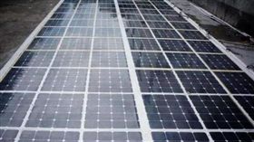 大陸首條太陽能高速路試驗段通車。（圖／翻攝中國公路學會養護與管理分會微博）