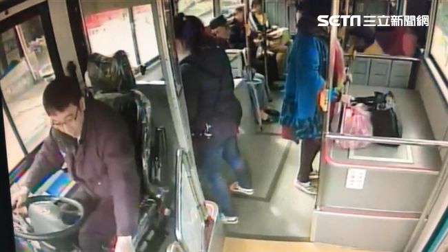 洗腎阿伯公車上噴血…熱心乘客幫止血