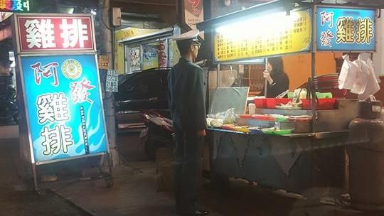 軍校生買雞排　這站姿讓網友好感動