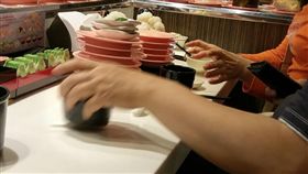 《靠北奧客》吃壽司挑料。（翻攝自《靠北奧客》臉書）