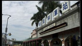 員林火車站https://www.flickr.com/photos/papilioshih/14340515993/in/photolist-nRdTMK-nRdTja-nPo3Yq-nwXogc-pS5Pmu-pcU2HZ-pcU2yv-pS6Ee1-pSdxzV-pcU2xD-pSePDp-pSdxKe-q7nx5m-pcEza