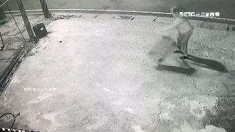 不滿清水溝被制止　婦人拿磚頭砸鄰車