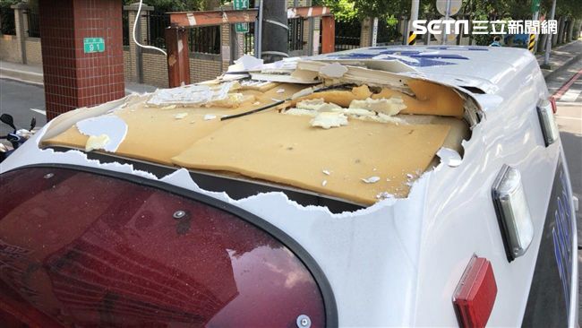 進巷未注意限高欄　救護車慘遭削頂