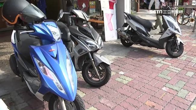驚！婦人騎車載童　卻遇怪男揮拳亂打