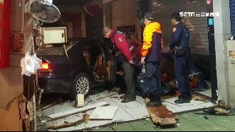 瓦斯瓶被撞飛變形　車禍險釀氣爆危機