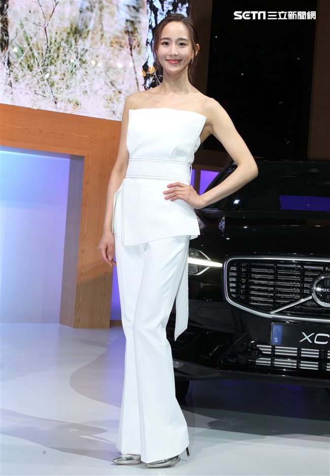 張鈞甯出現2018世界新車大展，現場人潮擠爆。（記者邱榮吉/攝影）