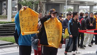 中信旗艦店開幕　象迷抗議要撤換領隊