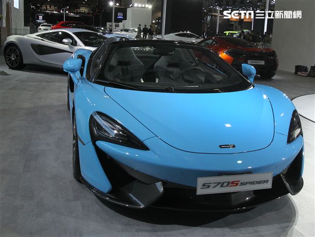 2018世界新車大展各廠牌的跑車最搶眼。（記者邱榮吉/攝影）