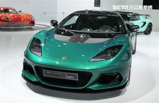 2018世界新車大展各廠牌的跑車最搶眼。（記者邱榮吉/攝影）