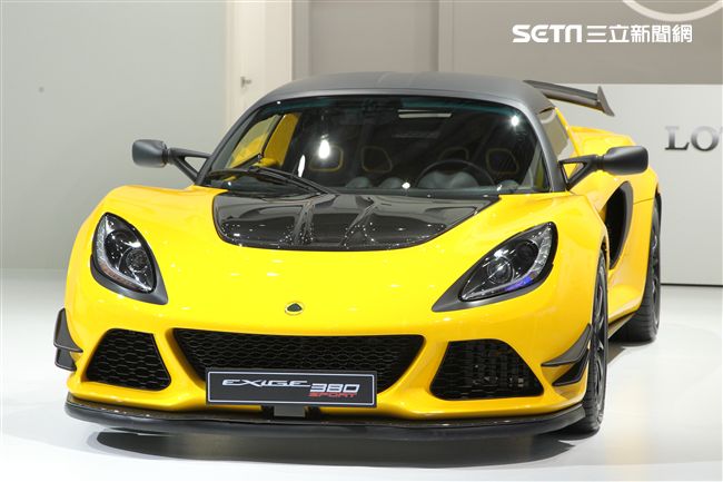 2018世界新車大展各廠牌的跑車最搶眼。（記者邱榮吉/攝影）