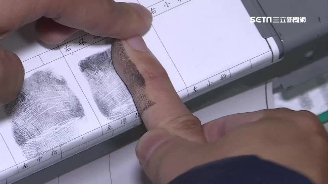 落漆！高雄市警按指紋還在「壓油墨」