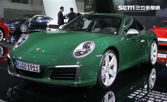 2018世界新車展各廠牌的跑車最搶眼。（記者邱榮吉/攝影）