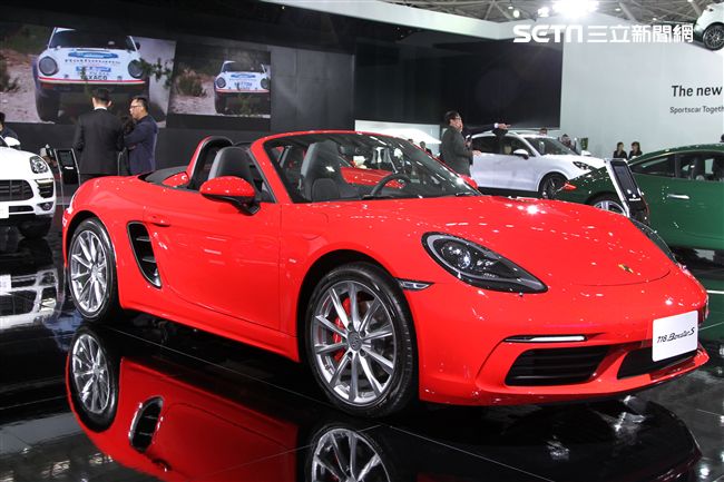 2018世界新車大展各廠牌的跑車最搶眼。（記者邱榮吉/攝影）