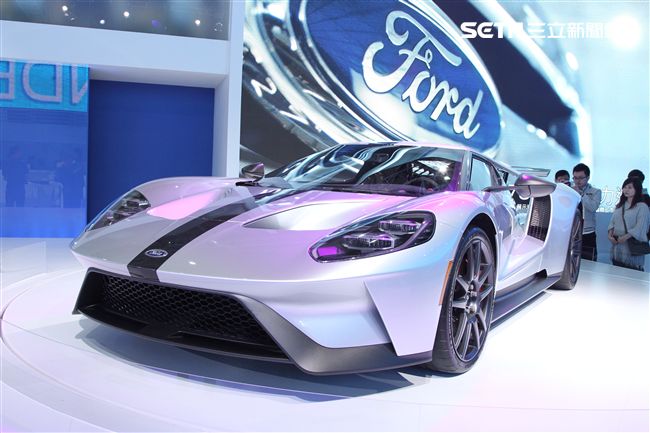 2018世界新車大展各廠牌的跑車最搶眼。（記者邱榮吉/攝影）