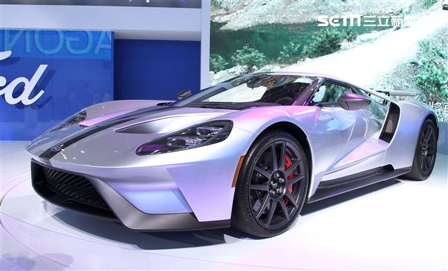 2018世界新車大展各廠牌的跑車最搶眼。（記者邱榮吉/攝影）