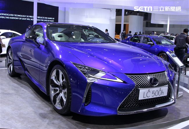 2018世界新車大展各廠牌的跑車最搶眼。（記者邱榮吉/攝影）