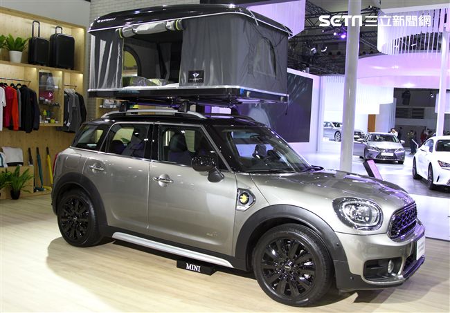 2018世界新車大展各廠牌的跑車最搶眼。（記者邱榮吉/攝影）