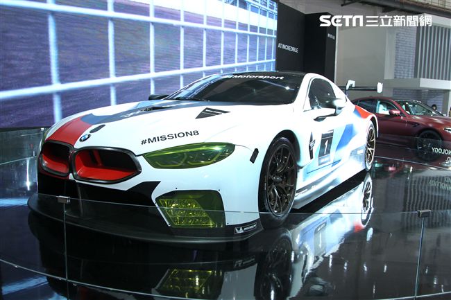 2018世界新車大展各廠牌的跑車最搶眼。（記者邱榮吉/攝影）