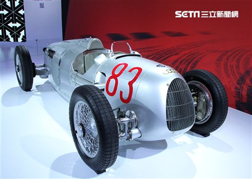 2018世界新車展各廠牌的跑車最搶眼。（記者邱榮吉/攝影）