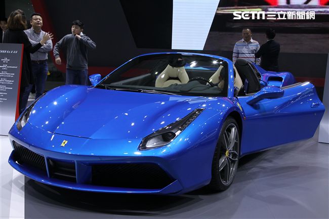 2018世界新車大展各廠牌的跑車最搶眼。（記者邱榮吉/攝影）