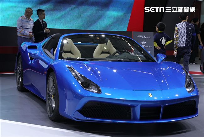 2018世界新車大展各廠牌的跑車最搶眼。（記者邱榮吉/攝影）