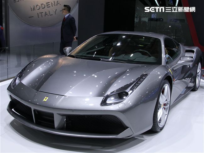 2018世界新車大展各廠牌的跑車最搶眼。（記者邱榮吉/攝影）