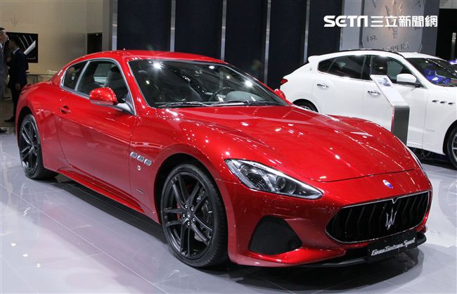 2018世界新車大展各廠牌的跑車最搶眼。（記者邱榮吉/攝影）