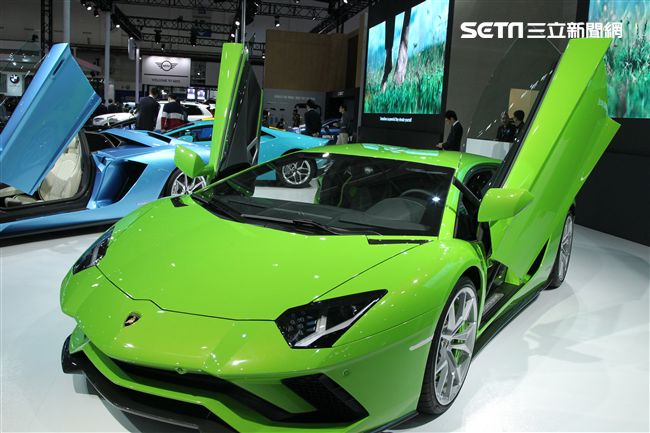 2018世界新車大展各廠牌的跑車最搶眼。（記者邱榮吉/攝影）