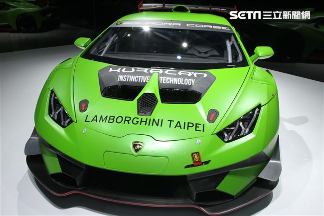 2018世界新車大展各廠牌的跑車最搶眼。（記者邱榮吉/攝影）