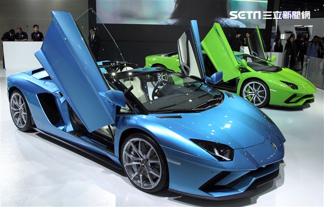 2018世界新車大展各廠牌的跑車最搶眼。（記者邱榮吉/攝影）