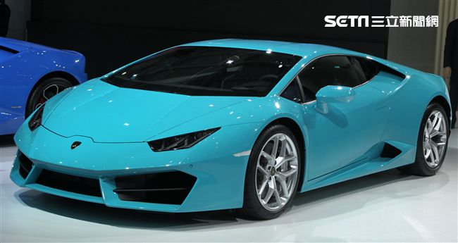 2018世界新車大展各廠牌的跑車最搶眼。（記者邱榮吉/攝影）