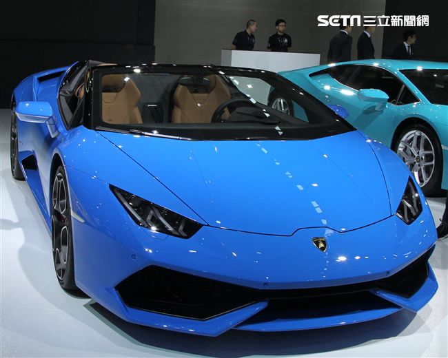 2018世界新車展各廠牌的跑車最搶眼。（記者邱榮吉/攝影）