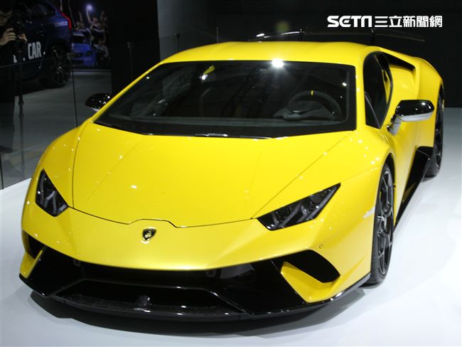 2018世界新車大展各廠牌的跑車最搶眼。（記者邱榮吉/攝影）