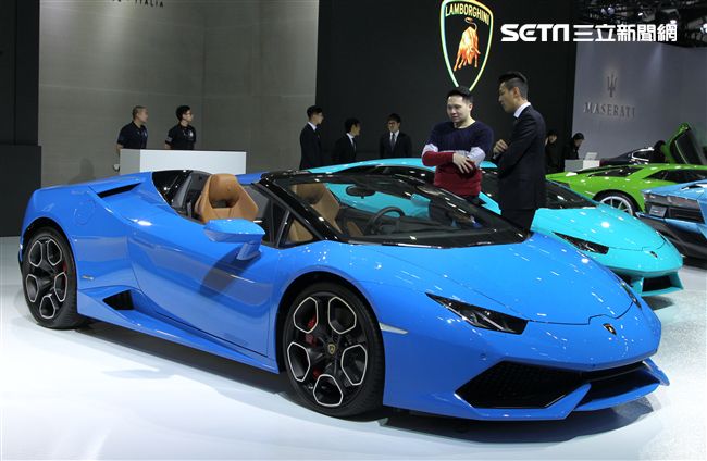 2018世界新車大展各廠牌的跑車最搶眼。（記者邱榮吉/攝影）