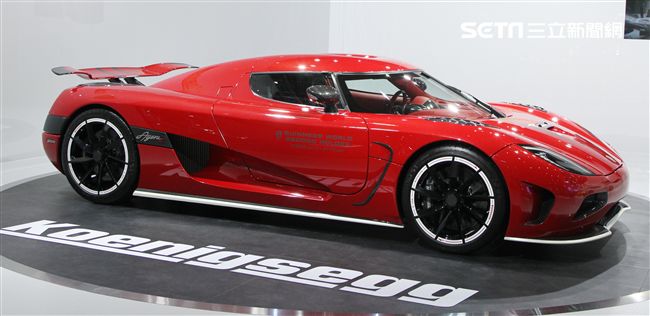 2018世界新車大展各廠牌的跑車最搶眼。（記者邱榮吉/攝影）