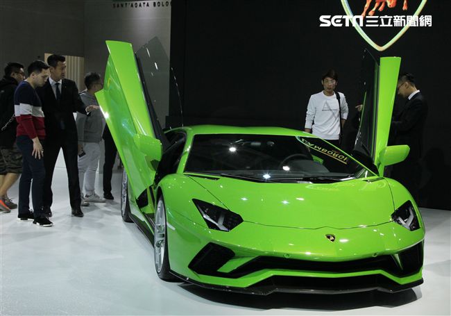 2018世界新車大展各廠牌的跑車最搶眼。（記者邱榮吉/攝影）