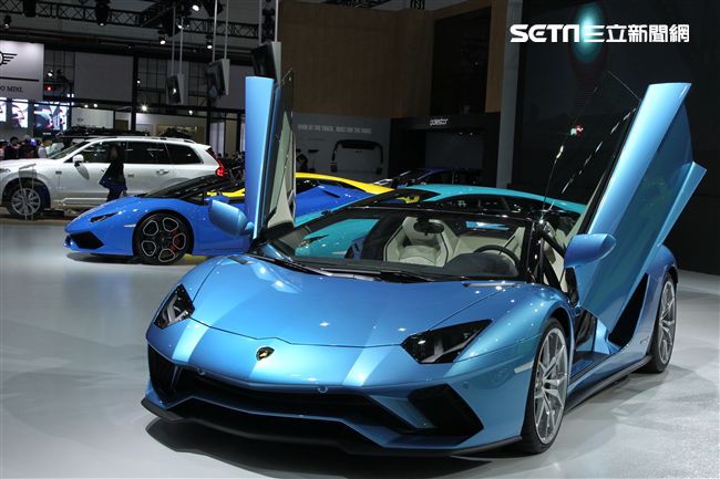 2018世界新車大展各廠牌的跑車最搶眼。（記者邱榮吉/攝影）