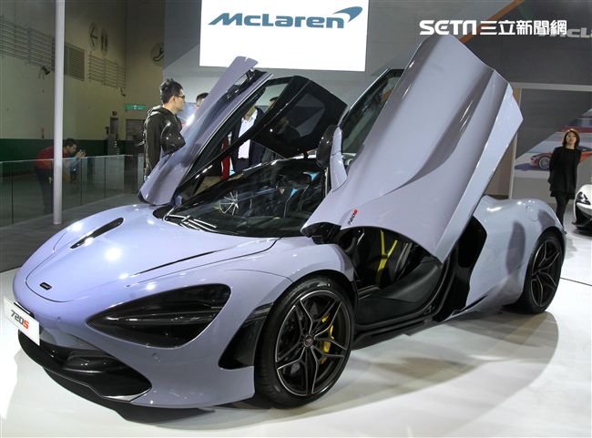 2018世界新車展各廠牌的跑車最搶眼。（記者邱榮吉/攝影）