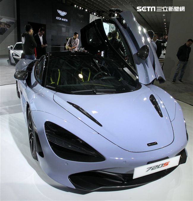 2018世界新車大展各廠牌的跑車最搶眼。（記者邱榮吉/攝影）