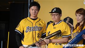 中信兄弟旗艦店啟動儀式林威助、彭政閔。（）