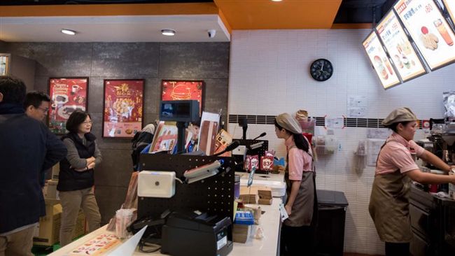 請幕僚吃漢堡！小英：因摩斯明年加薪